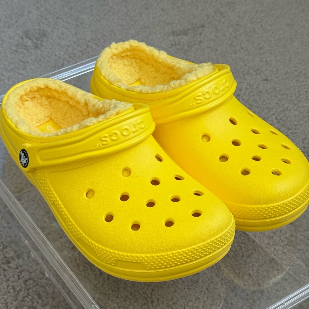 CROCS Classic Lined Clogs! w9/m7